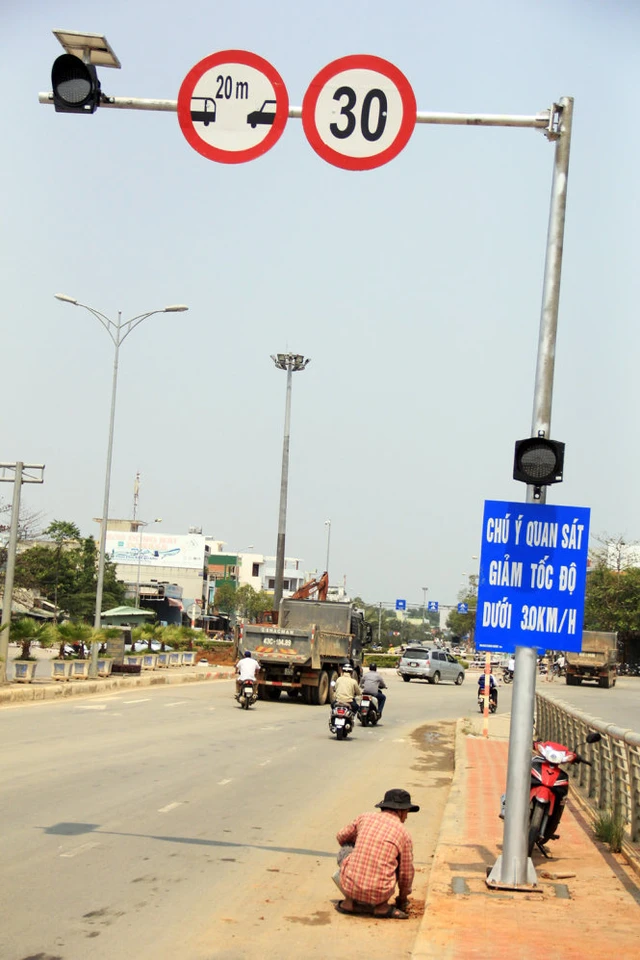 Song song với việc cải tạo vòng xoay cầu Nguyễn Tri Phương (quận Cẩm Lệ) Sở GTVT Đà Nẵng cũng tiến hành lắp biển cảnh báo và hạn chế tốc độ xe tải 40km/g khi qua đây - Ảnh: TRƯỜNG TRUNG.