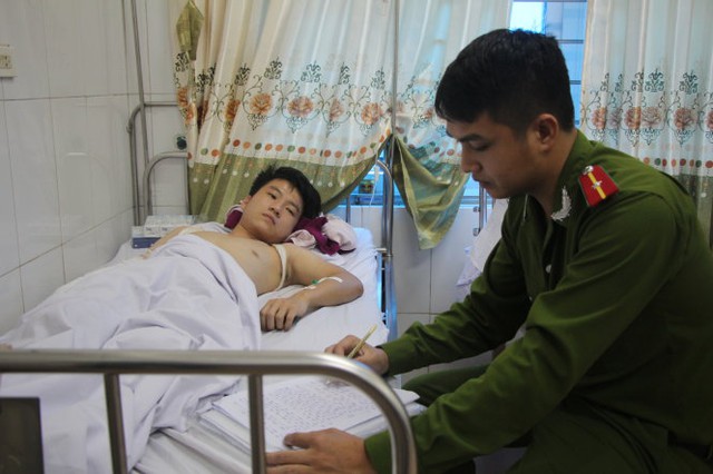 
Công an huyện Nghi Lộc, Nghệ An lấy lời khai của công nhân đang điều trị ở bệnh viện - Ảnh: Doãn Hòa
