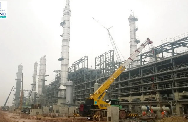 
Thi công xây dựng Nhà máy lọc hóa dầu Nghi Sơn (Thanh Hóa) tháng 1-2016 - Ảnh: CT Quang Hùng
