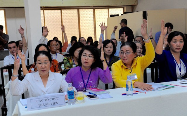 
Các đại biểu biểu quyết đồng ý sơ bộ nhân sự ứng cử đại biểu Quốc hội - Ảnh: Tự Trung
