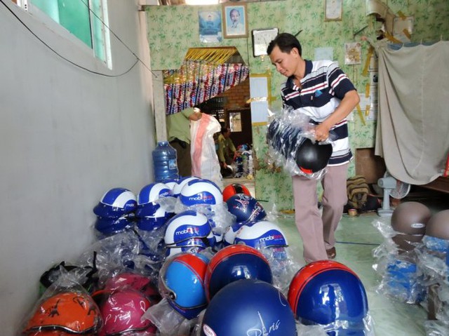 Đoàn kiểm tra liên ngành phát hiện nhiều loại mũ bảo hiểm của các thương hiệu khác nhau đang được lắp ráp tại nhà ông Nguyễn Quốc Thống