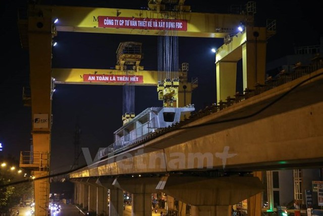 Thi công lao lắp dầm của tuyến đường sắt đô thị Cát Linh-Hà Đông. (Ảnh: Minh Sơn/Vietnam+)