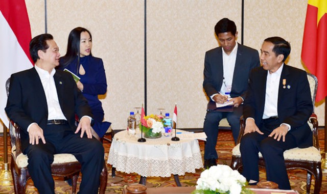
Thủ tướng Nguyễn Tấn Dũng (trái) gặp Tổng thống Joko Widodo - Ảnh: Nhật Bắc
