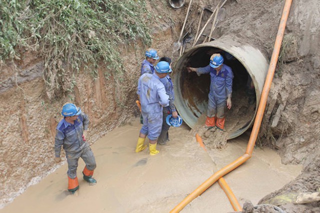 
Công nhân khắc phục đoạn ống nước sông Đà bị vỡ lần thứ 13 - Ảnh: Tuấn Anh
