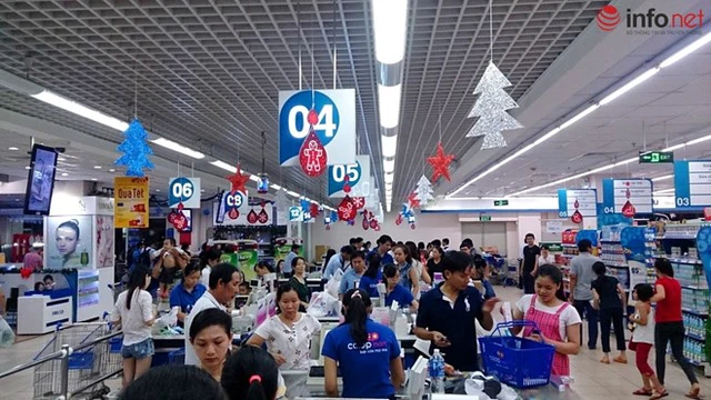 
Người dân thanh toán sau khi mua sắm tại một siêu thị ở quận Thủ Đức.
