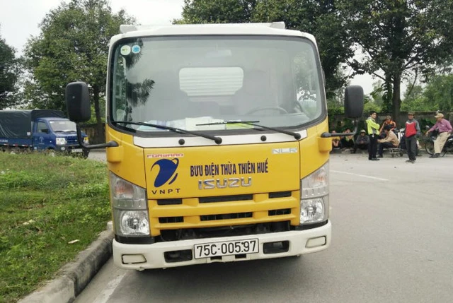 
Chiếc xe của Bưu điện Thừa Thiên - Huế vận chuyển kiện hàng từ Huế về sân bay - Ảnh: NGUYÊN LINH
