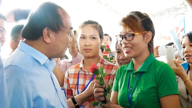 
Thủ tướng Nguyễn Xuân Phúc thăm hỏi các nữ công nhân về đời sống và thu nhập hiện nay - Ảnh: Hà Mi
