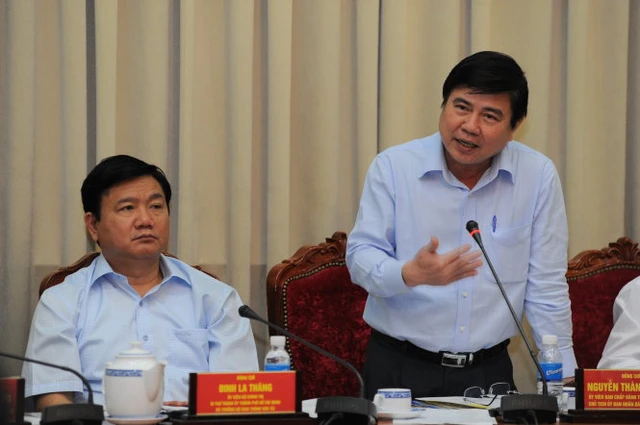 Ông Nguyễn Thành Phong, Chủ tịch UBND TP.HCM, chỉ đạo các ban, ngành đẩy mạnh công tác giữa TP.HCM và Bộ GTVT tại hội nghị phối hợp công tác giữa TP và Bộ chiều 27-2 - Ảnh: Tự Trung