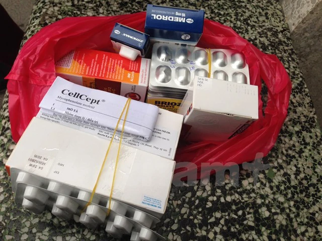 
Túi thuốc này của một bệnh nhân tại Bệnh viện Bạch Mai có giá hơn 8,6 triệu đồng. (Ảnh: PVVietnam+)

