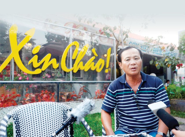 Ông Nguyễn Văn Tấn, chủ quán cà phê Xin Chào, trả lời phỏng vấn của báo chí chiều 23-4 - Ảnh: Duyên Phan