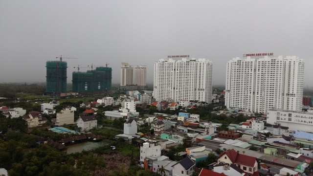 
Một góc tuyến đường Nguyễn Hữu Thọ - con đường huyết mạch nối quận 1, 7 với huyện Nhà Bè. Tại đây hiện có hàng chục dự án chung cư cao tầng gấp rút xây dựng dọc mặt tiền con đường này.
