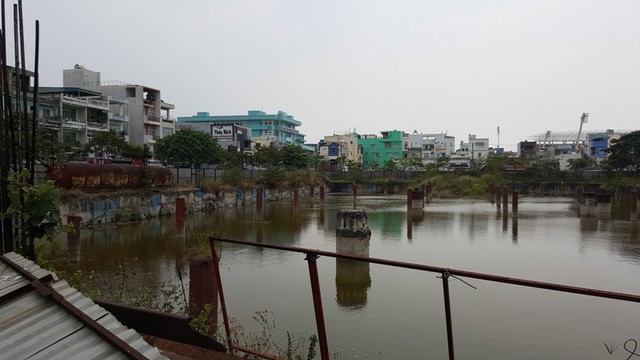 
Khu đất để đầu tư dự án của một ông lớn địa ốc Đà Nẵng giờ là hồ nước rộng lớn.
