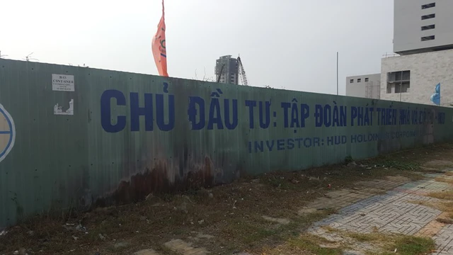 
Sau gần 5 năm “đắp chiếu”, cuối tháng 2/2016, Dự án Tổ hợp Ánh Dương tọa lạc tại khu đất có vị trí đắc địa bên bờ biển Đà Nẵng chuyển chủ mới đã được khởi động trở lại.
