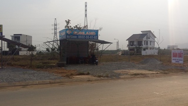 
Tại Đà Nẵng, những ki-ốt rao bán, chào mời khách hàng mua nhà như thế này rất nhiều.
