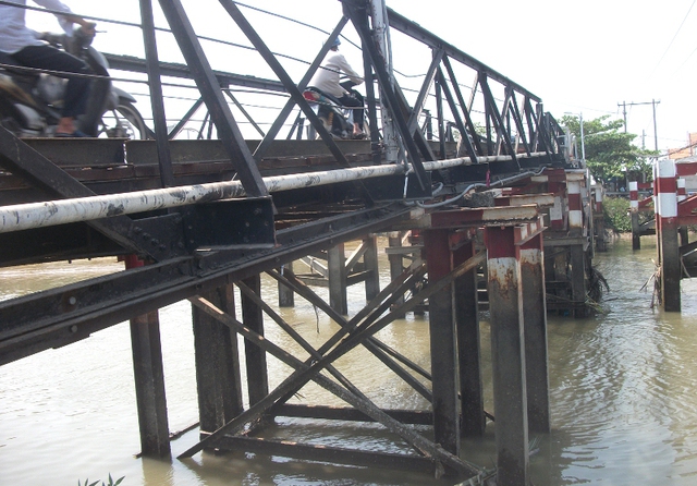 
Một bảo vệ cầu cho biết: trong số 4 cây cầu sắt, đây là cây chịu áp lực tải trọng nặng nề và căng thẳng nhất.
