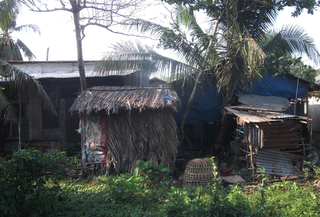 
Nhà chị gái tôi ở kế bên, kiên quyết lắm mới dựng tạm được cái chòi. Đã gần chục năm, nó sắp sập rồi mà vẫn chưa thấy động tĩnh của quy hoạch dự án”. ông Bảy Hưng, ngụ ấm 5, đường Bờ Ga, xã An Phú Tây cho biết.
