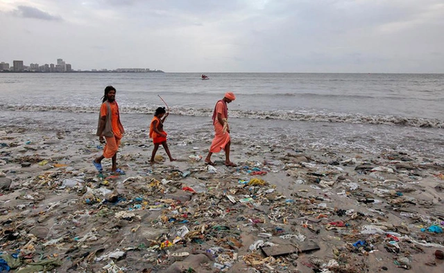 Một gia đình đi dạo bên bờ biển ở Mumbai, Ấn Độ.