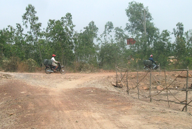 
Con đường mòn hạy dọc Dự án khu Đô thị Đại học quốc tế Việt Nam này trở thành cung đường lý tưởng để cánh buôn thuốc lậu mặc sức rồ ga, tăng tốc, bụi bay mù mịt.
