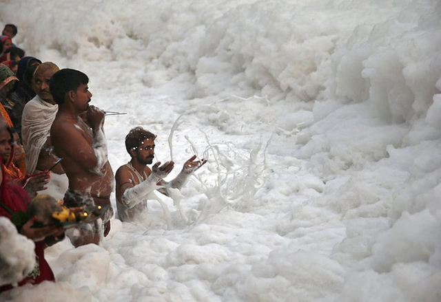 Ô nhiễm nghiêm trọng tại 1 dòng sông ở Ấn Độ.