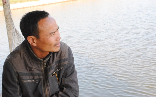 
Anh Nguyễn Trọng Tuân, thôn Bình Xuân, xã Thụy Xuân ngồi bên đầm cá như người mất hồn
