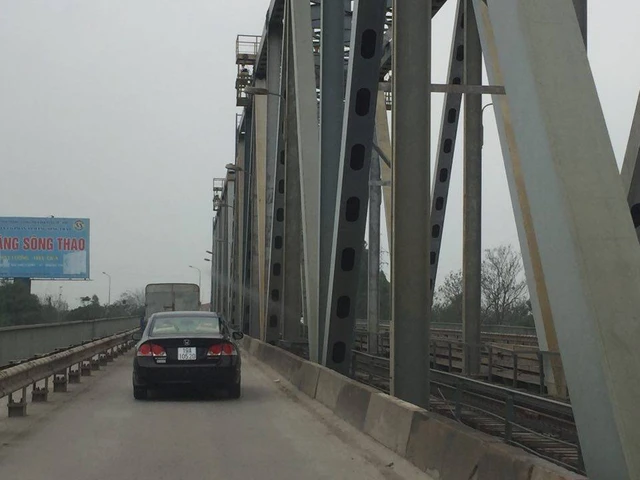 Theo quan sát, lượng ô tô lưu thông qua cầu Việt Trì cũ có vẻ nhiều hơn đi cầu Hạc Trì.
