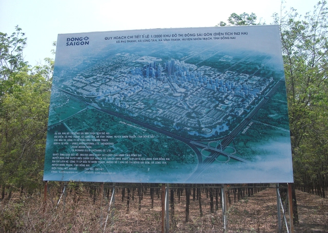 
Bảng quảng cáo được dựng ngay trên khu đất đầu tư dự án khu đô thị Đông Sài Gòn đang phai mờ theo thời gian. Bốn bề khu đất là cây cỏ...
