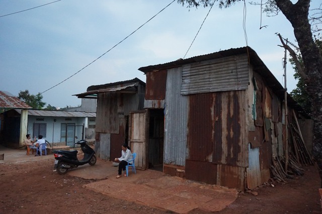 
Người dân phải sống trong những căn nhà tạm bợ vì không được xây dựng do dính quy hoạch
