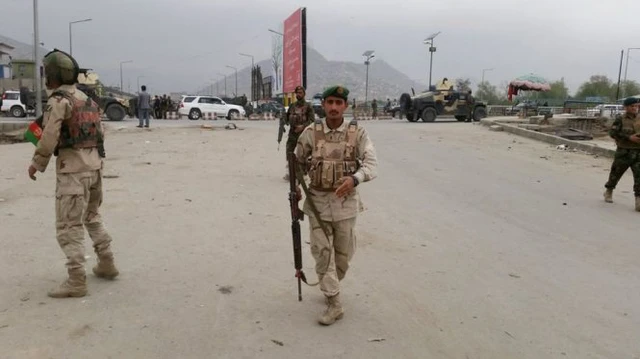
Lực lượng an ninh Afghanistan đang phong tỏa hiện trường đánh bom - Ảnh: Reuters
