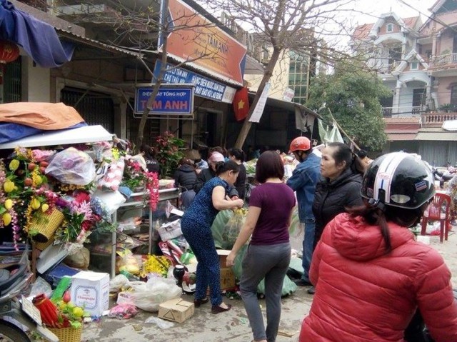 
Tiểu thương chợ Hiếu dọn dẹp tài sản sau vụ hỏa hoạn - Ảnh: Trần Dương
