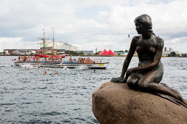 
Tượng Nàng tiên cá, lấy cảm hứng từ chuyện cổ Andersen, ở bến cảng Copenhagen, Đan Mạch - Ảnh: Getty
