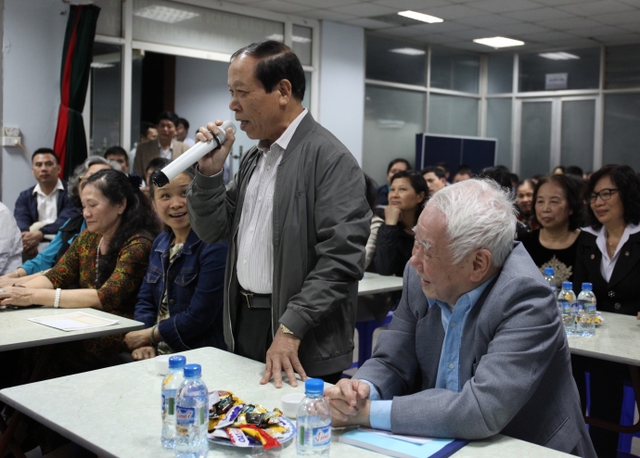 Cử tri Tổ dân phố 41 - phường Trung Hòa phát biểu ý kiến tại Hội nghị