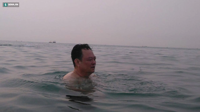 
Ông Nguyễn Điểu, Giám đốc Sở Tài nguyên môi trường Đà Nẵng, tắm biển trong sáng 30-4
