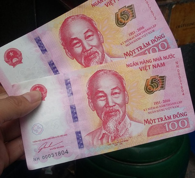 Một tờ tiền rời ngoài “chợ đen” có giá từ 35.000 - 50.000 đồng - Ảnh: Quang Thế