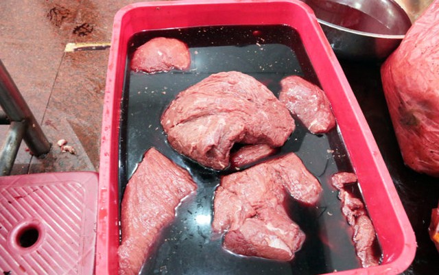 
Từng miếng thịt heo đỏ nhạt sau một thời gian ngâm đã biến thành thịt bò với màu đỏ sậm - Ảnh: Tiến Long
