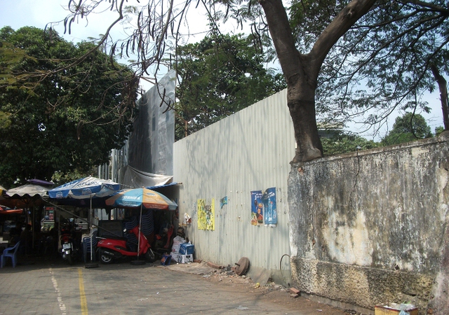 
Vì Dự án Trung tâm tài chính quốc tế Việt Nam treo nên trường học, nhà văn hóa thành nhà giữ xe công cộng, vô cùng lãng phí. Bên cạnh đó là rất nhiều nhà hàng, quán cà phê sân vườn.
