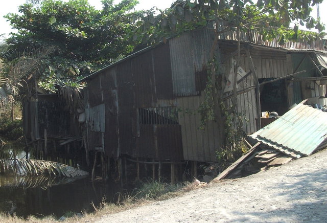 
Những con đường và căn nhà xập xệ trong khu E, khu đô thị Nam TP.HCM.
