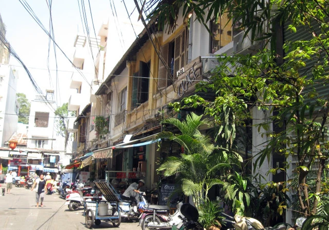 
Dãy nhà bên phải trong hẻm 158 Nguyễn Công Trứ (Q.1, TP.HCM) xưa do Công ty Hui Bon Hoa xây dựng - Ảnh: HỒ TƯỜNG
