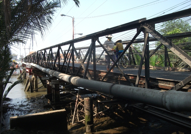 
Ngoài việc “gánh” lượng người và xe lớn mỗi ngày, cầu Long Kiểng còn phải “cõng” hàng loạt dây cáp và đường ống nước sinh hoạt.
