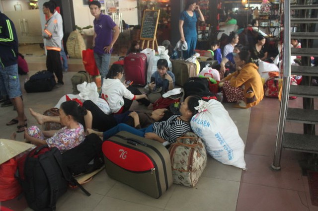 
Hành khách nằm ở ga Sài Gòn chờ đi tàu - Ảnh Đức Phú
