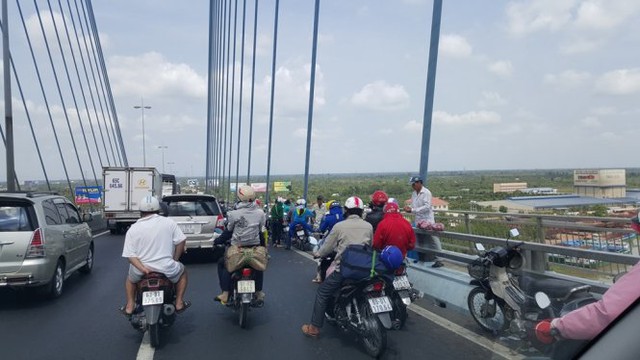 
Cầu Mỹ Thuận đông xe còn vướng thêm hàng rong - Ảnh: K.Nam
