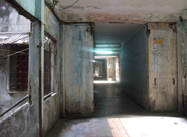 
Những hành lang dẫn lên các tầng nhà bên trong một chung cư trên đường Trần Hưng Đạo, quận 1. U ám, lạnh lẽo...
