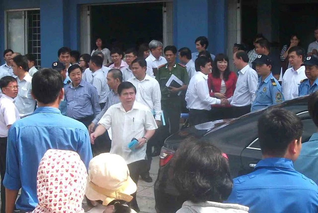 
Ông Nguyễn Thành Phong, Chủ tịch UBND TP.HCM đã có cuộc kiểm tra toàn bộ dự án Khu TĐC và sau đó làm việc với các đơn vị liên quan.
