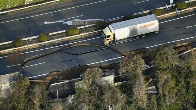 
Xa lộ Kyushu tại thị trấn Mashiki bị hư hại nặng sau trận động đất - Ảnh: Reuters
