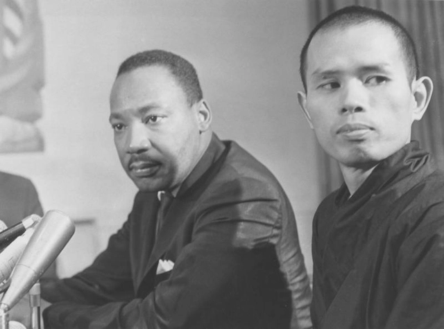 Thiền sư Thích Nhất Hạnh bên cạnh mục sư Martin Luther King. Ảnh chụp năm 1966. (Ảnh: Plum Village)