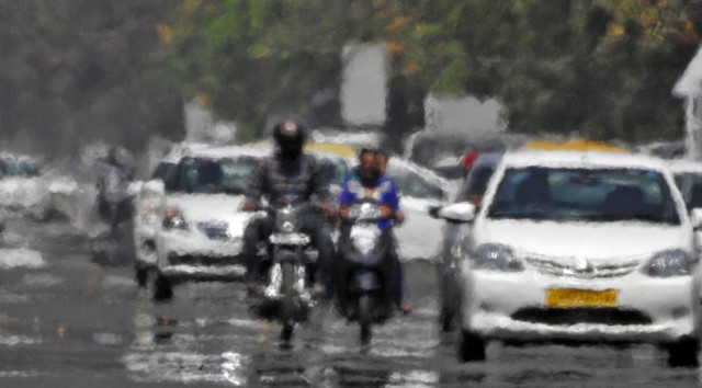 Hơi nóng bốc lên trên con đường ở Chandigarh, Ấn Độ - Ảnh: Reuters