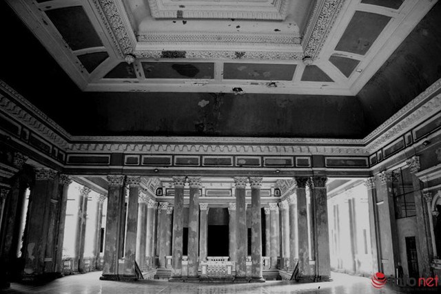 
Với diện tích hơn 100m2 nơi này nổi bật với những hàng cột lớn xung quanh tạo cảm giác uy nghi, vững chãi.
