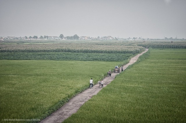 
Ở nông thôn, người ta đi bộ hoặc đi xe đạp
