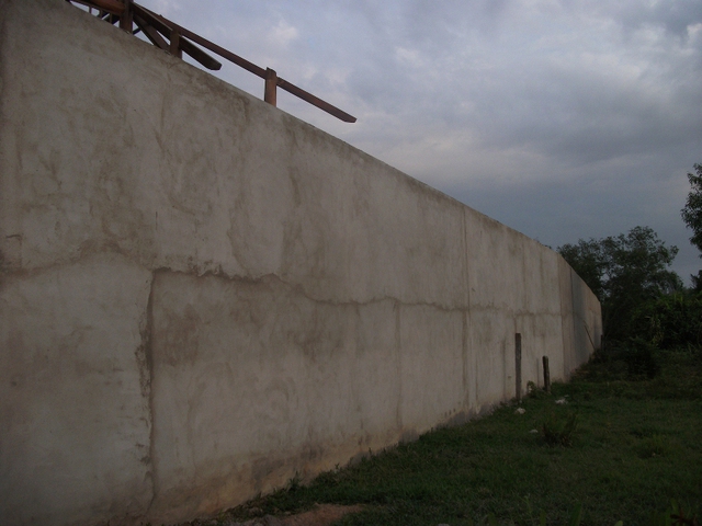 
Bức tường thành trải dài bao quanh gần hết 7.000m2 diện tích khu đất này.
