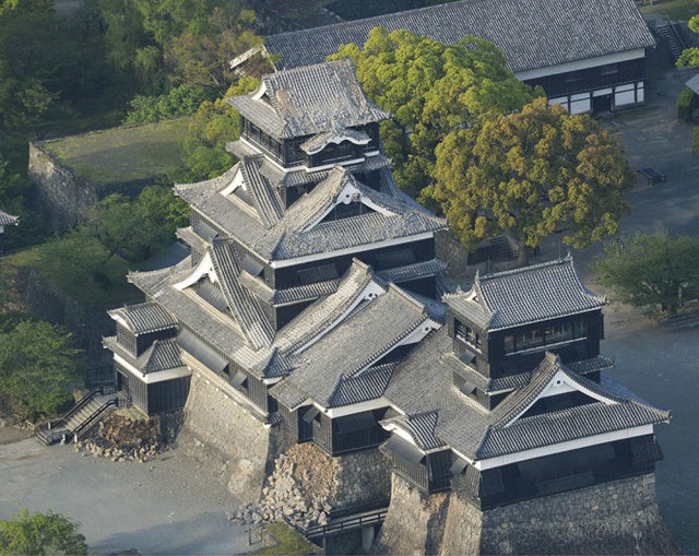
Lâu đài Kumamoto bị hư hại sau trận động đất, nhìn từ trên cao - Ảnh: Reuters
