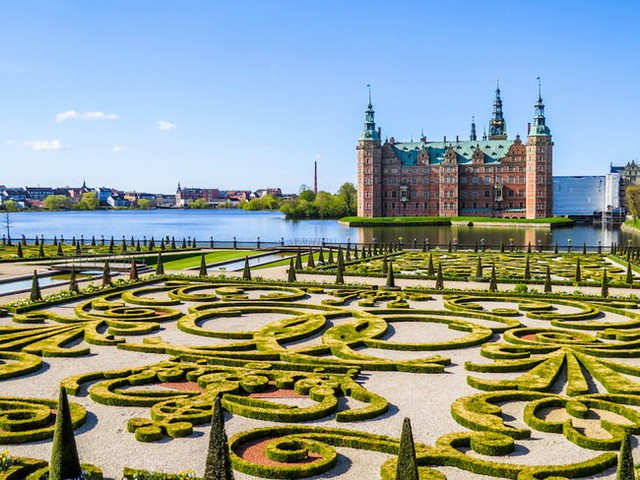 
Lâu đài Frederiksborg ở Hillerod, Đan Mạch - Ảnh: Shutterstock.com
